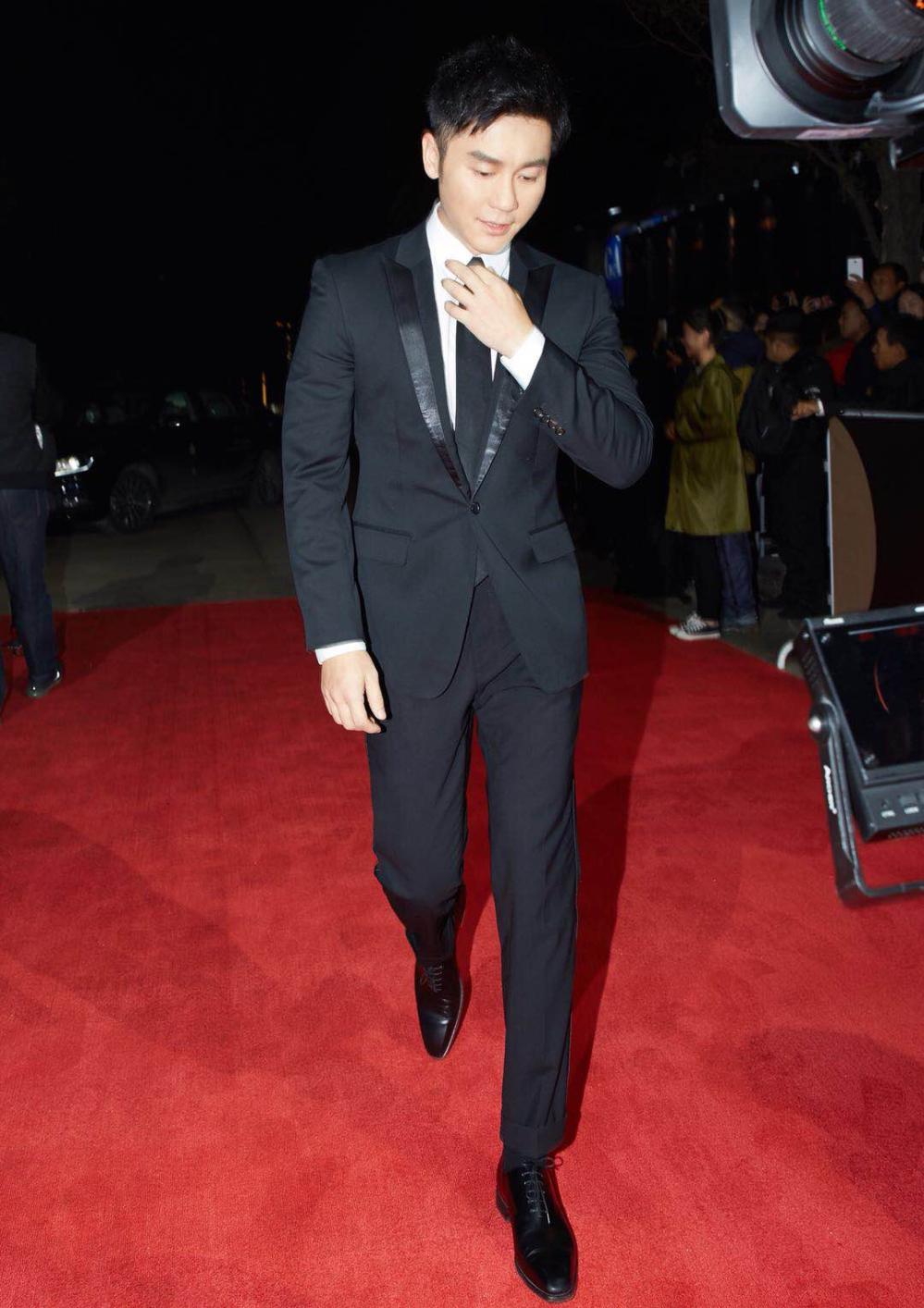 李晨和王俊凯相差了21岁,选西装款式时的偏好不同!