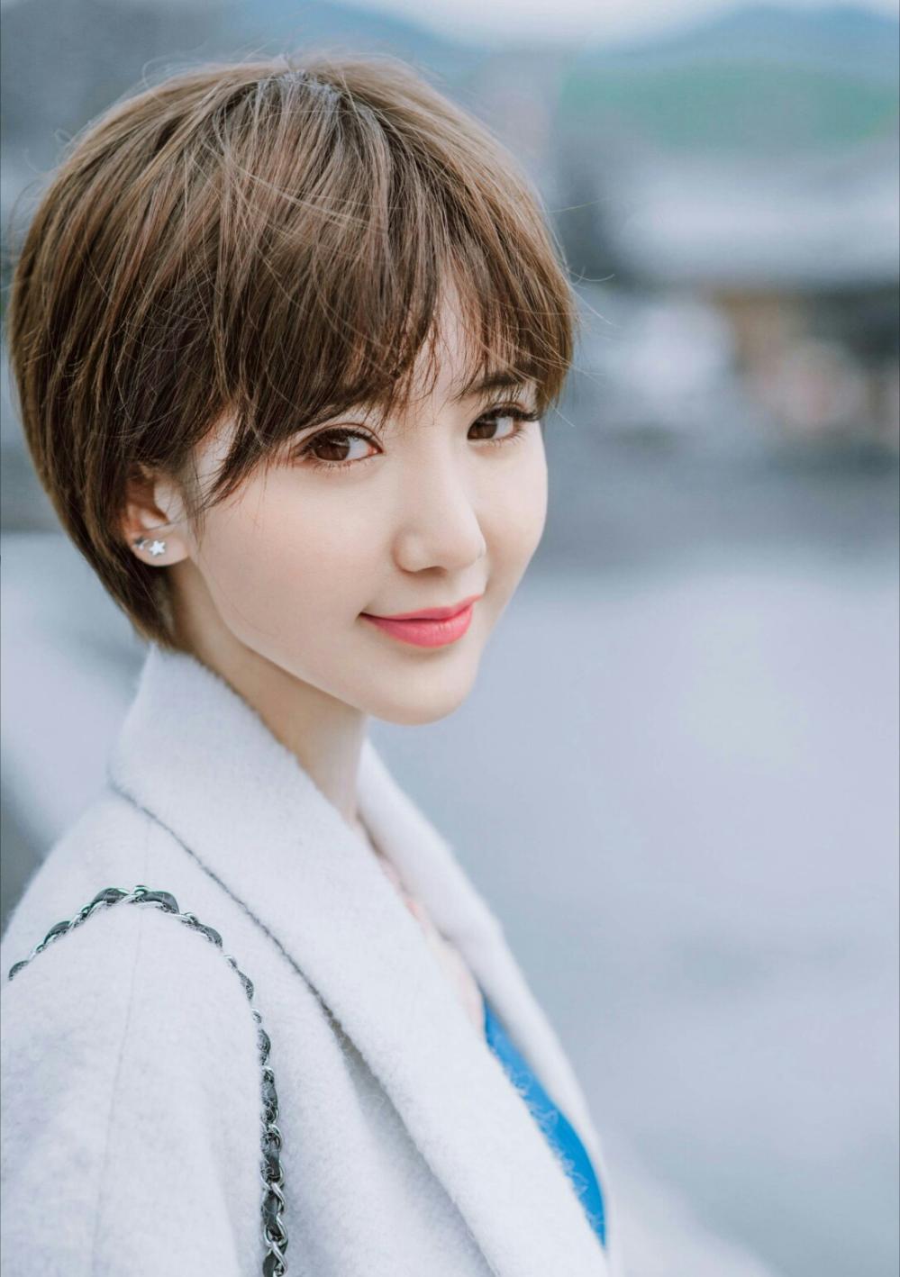 毛晓彤素颜现身机场被偶遇,网友:真人和照片中有差别