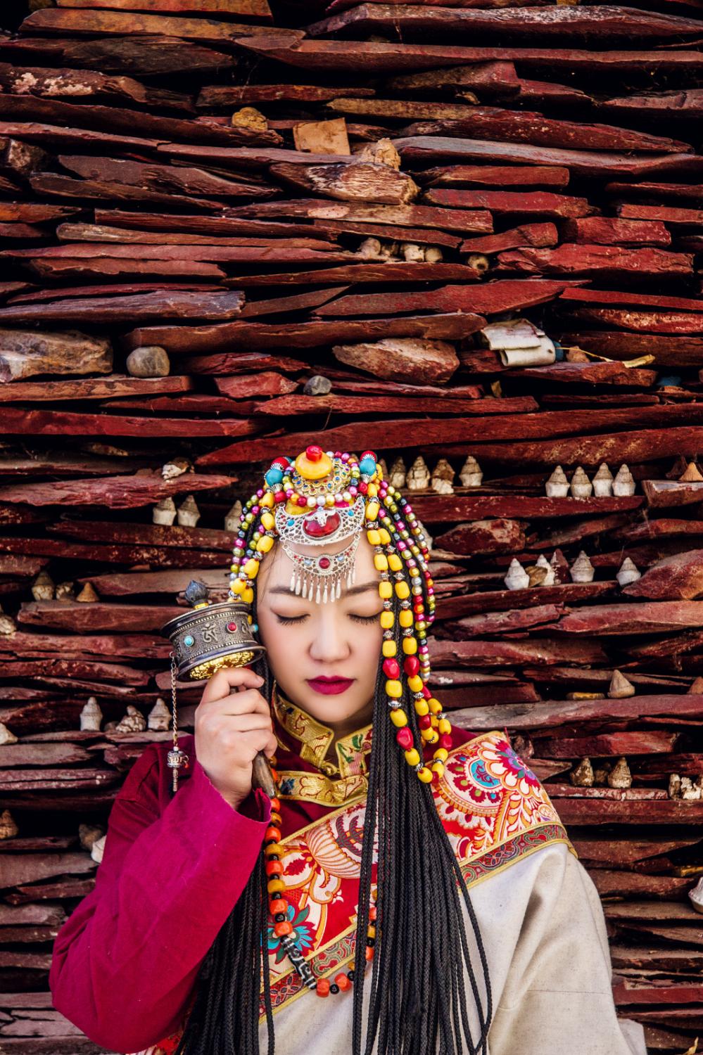 西藏美女摄影我拿着转经筒