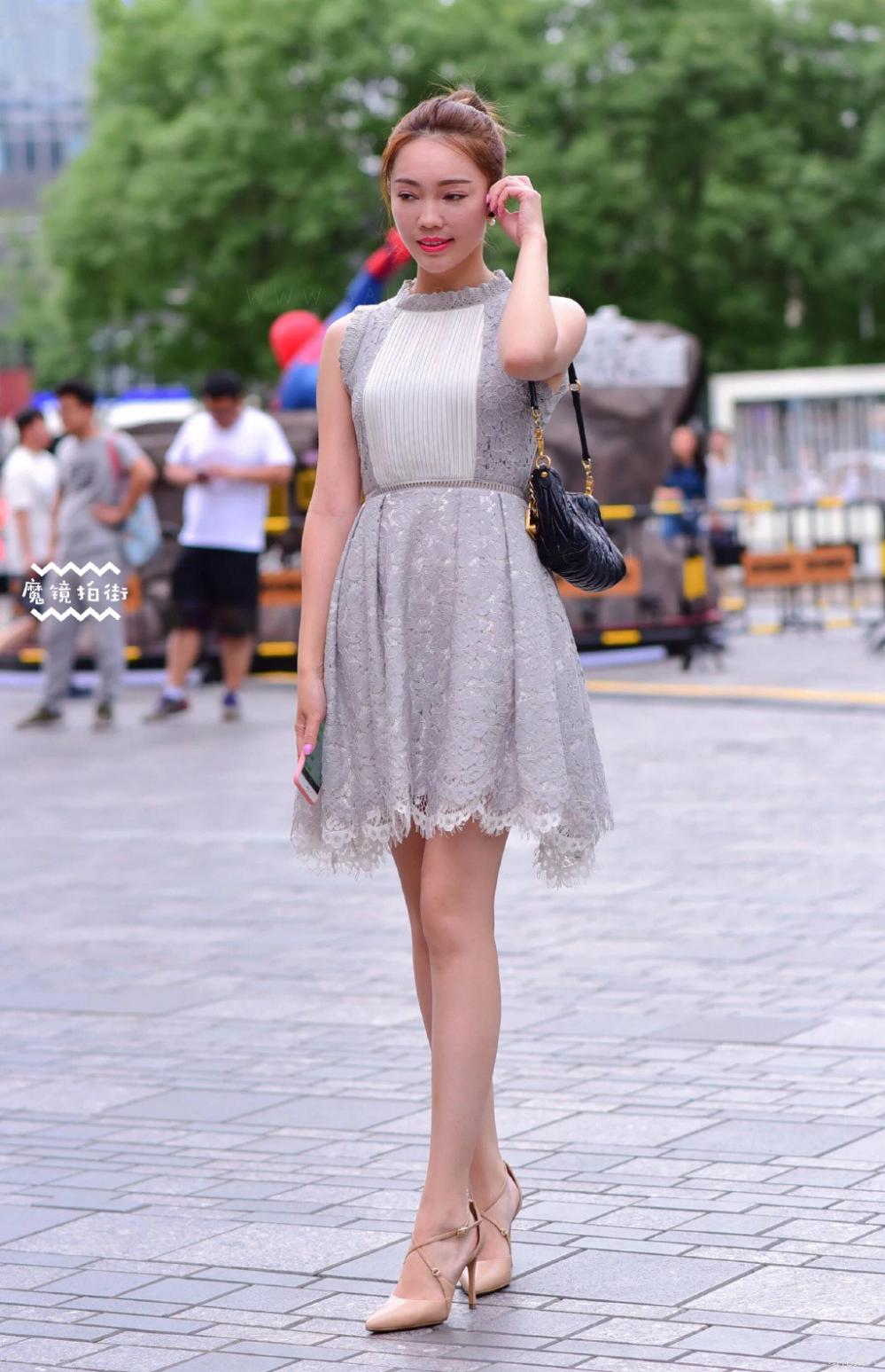 街拍收腰连衣裙气质美女不是北方大汉请不要轻易招惹