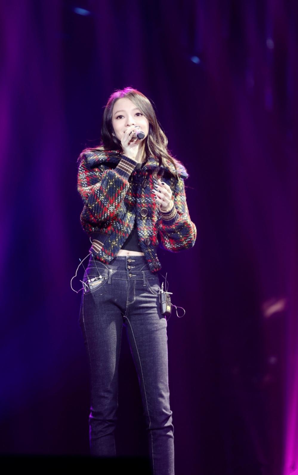 张韶涵彩排照流出, 格子夹克配仔裤, 表情丰富好认真