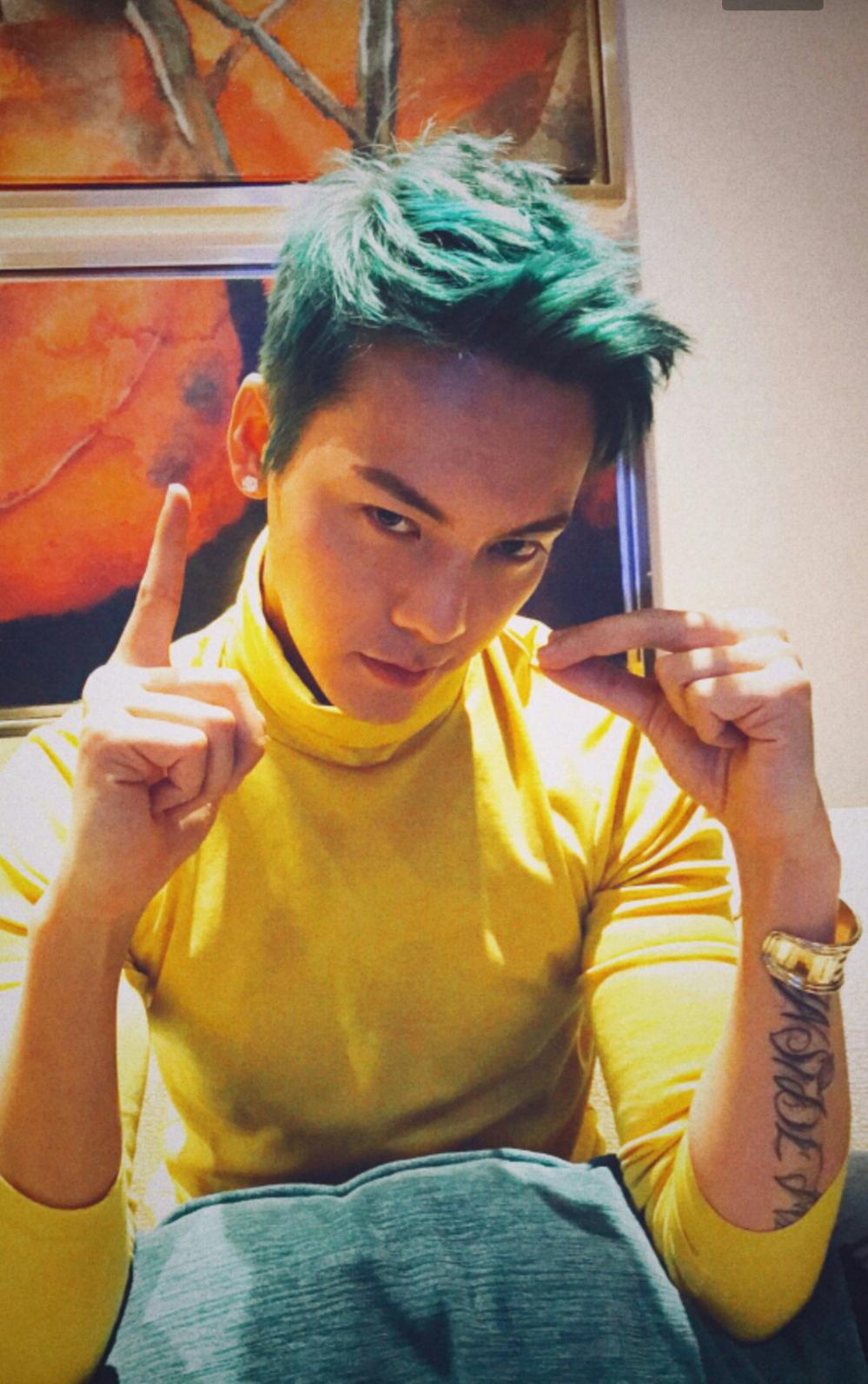 陈伟霆再次换"新发色",网友:七色都被他承包了|陈伟霆|头发|颜色_新浪