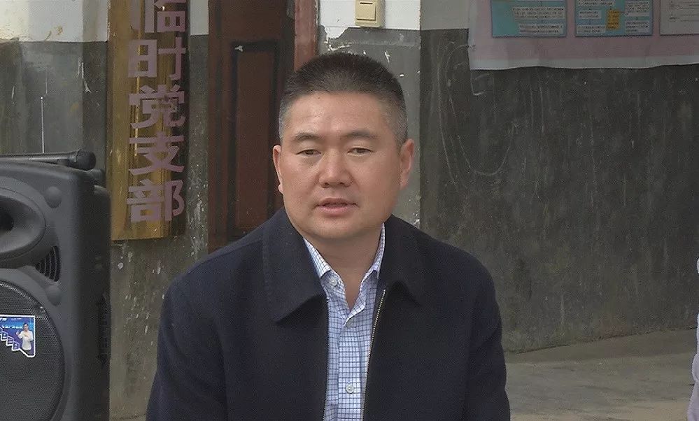 座谈交流中,冯子建详细询问返乡农民工的生活和工作