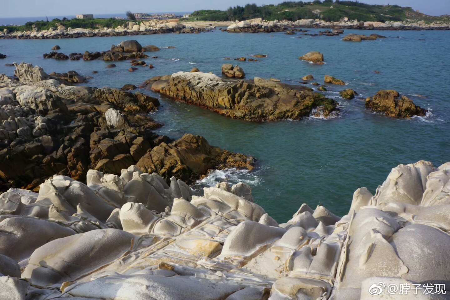 广东惠来客鸟尾海岸边的石笋奇观形态各异的石头