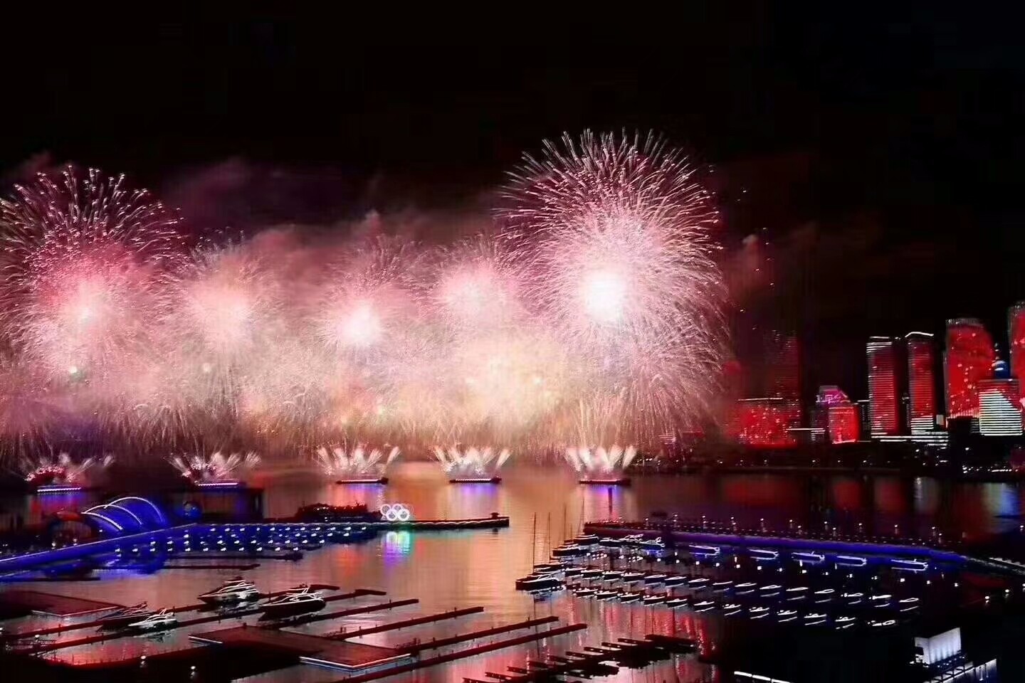 青岛海上烟花彩排美出新高度,刷屏朋友圈