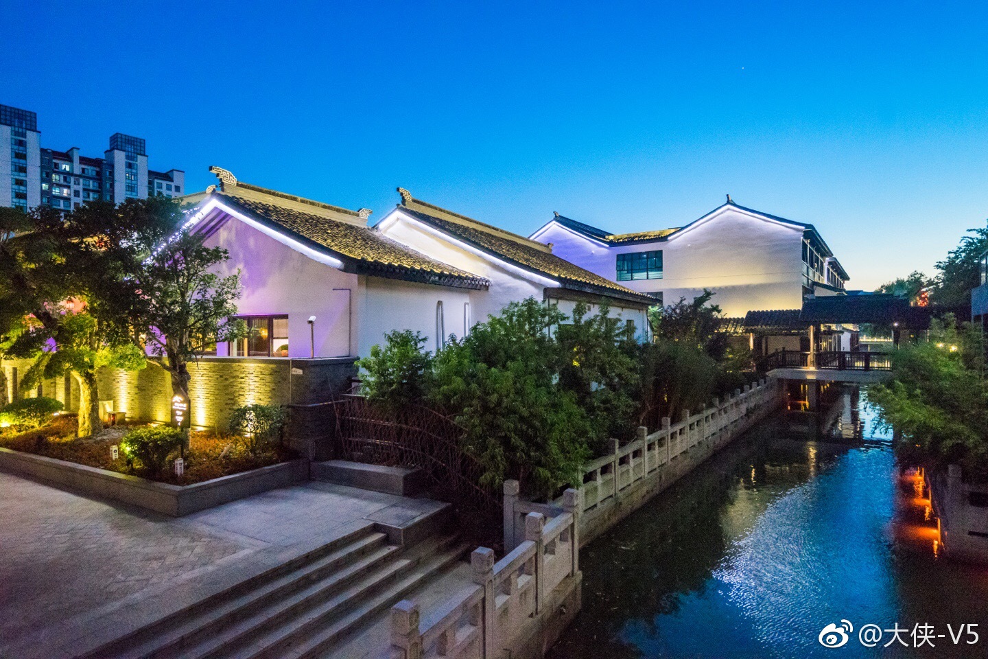 一座隐在夜色江南的酒店,还有一个很江南的名字,雅致·湖沁阁