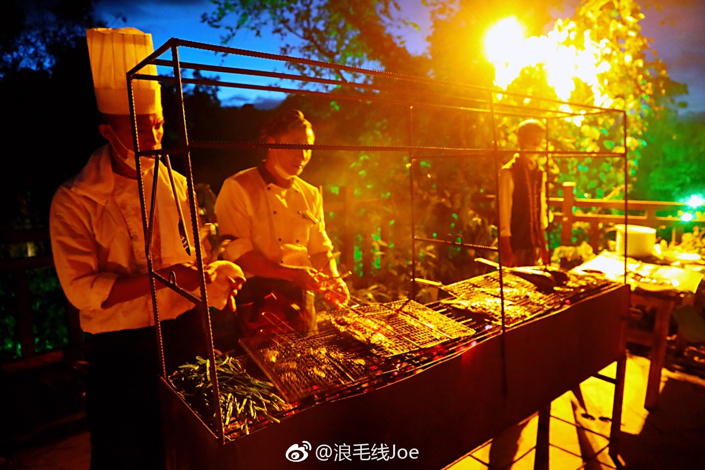 露天KTV 地道风味烧烤 和一轮明月挂眼前的长桌宴配一脸这里是普洱