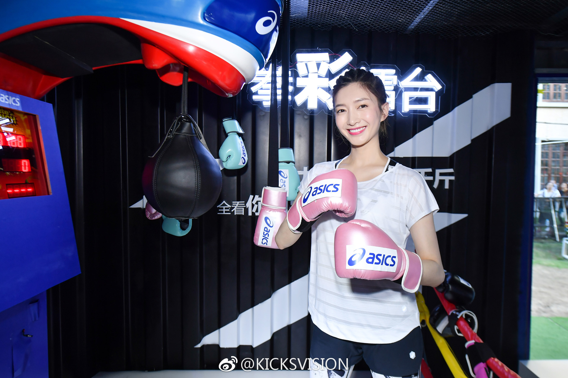 asics亚瑟士 大中华区品牌代言人江疏影 上周末在上海长宁来福士广场