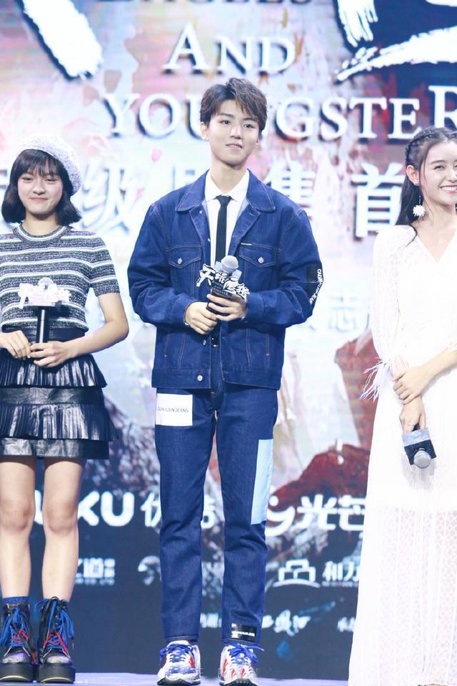 《天坑鹰猎》发布会:王俊凯被问与文淇多久熟悉,两人有趣互动