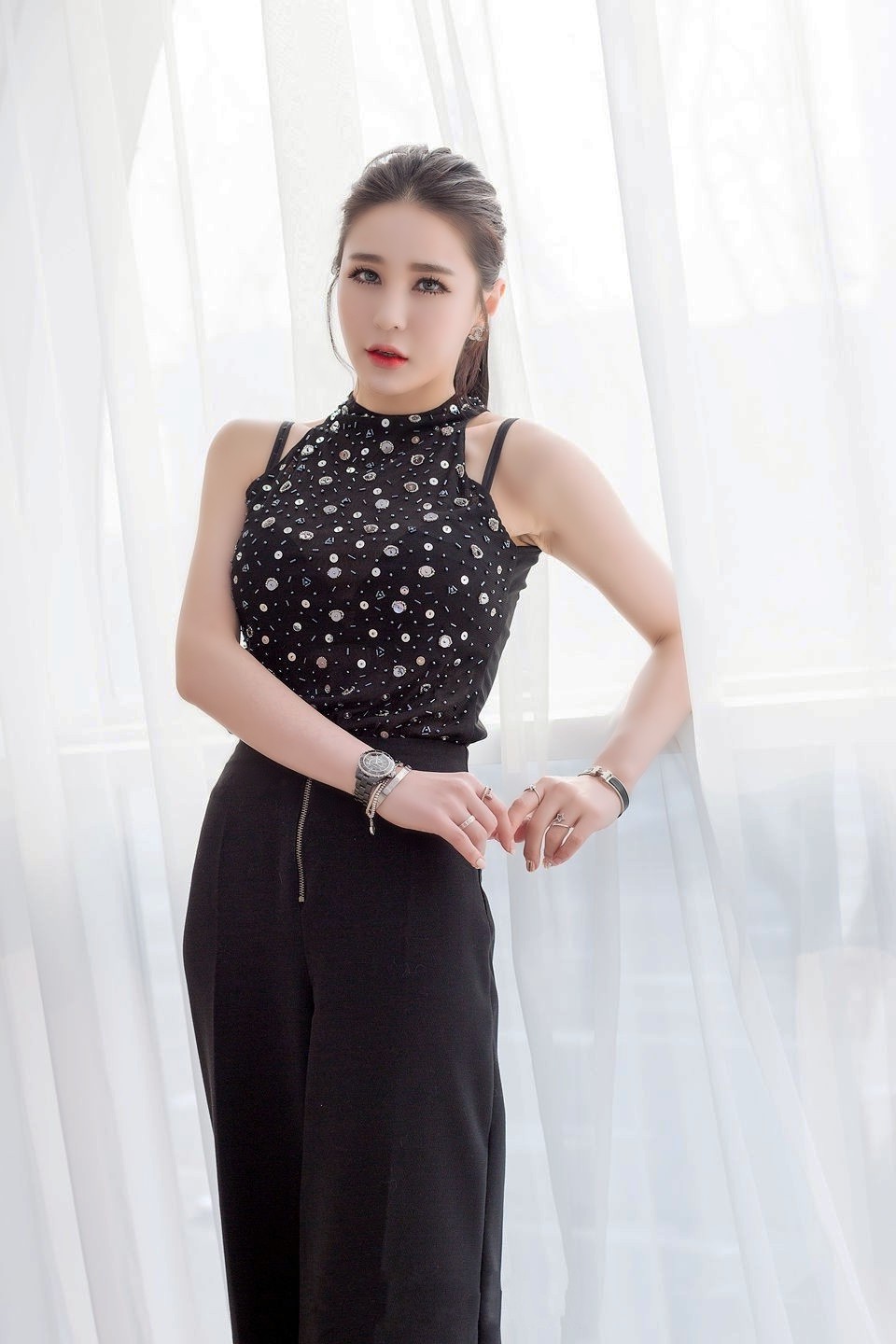 一个在室内里的时尚高雅气质女神