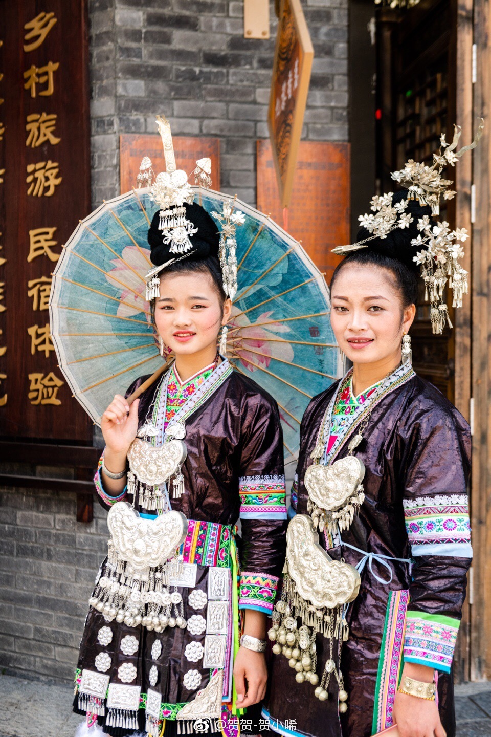 在丹寨万达小镇中每天定时都有苗族和侗族的姑娘们身着盛装在大街小巷|丹寨|小镇|侗族_新浪新闻