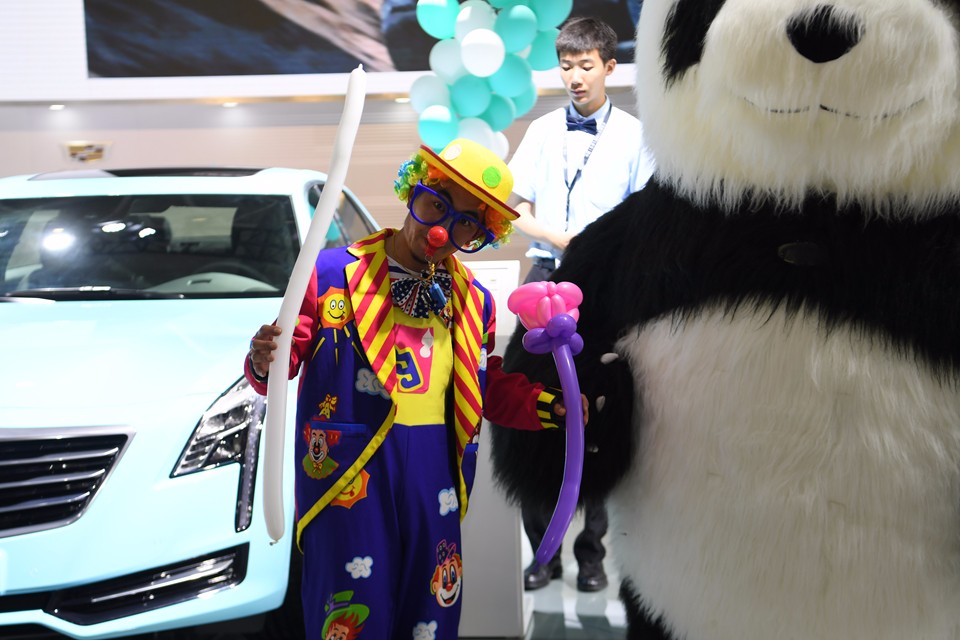 大熊猫混搭小丑现身长春汽博会小朋友们争相合影