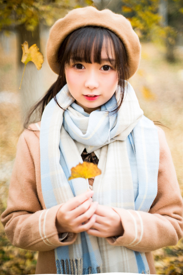 银杏树下的笑脸可人的贝雷帽女孩清纯甜美写真集 @微相册