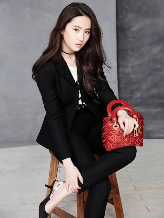 刘亦菲多套西服造型大秀"天仙攻"的一面,每套都又帅又仙