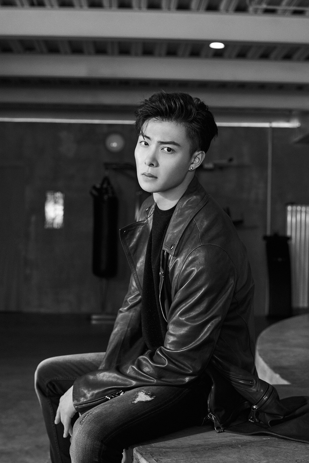 张铭恩曝黑白新写真 少年反差魅力尽显