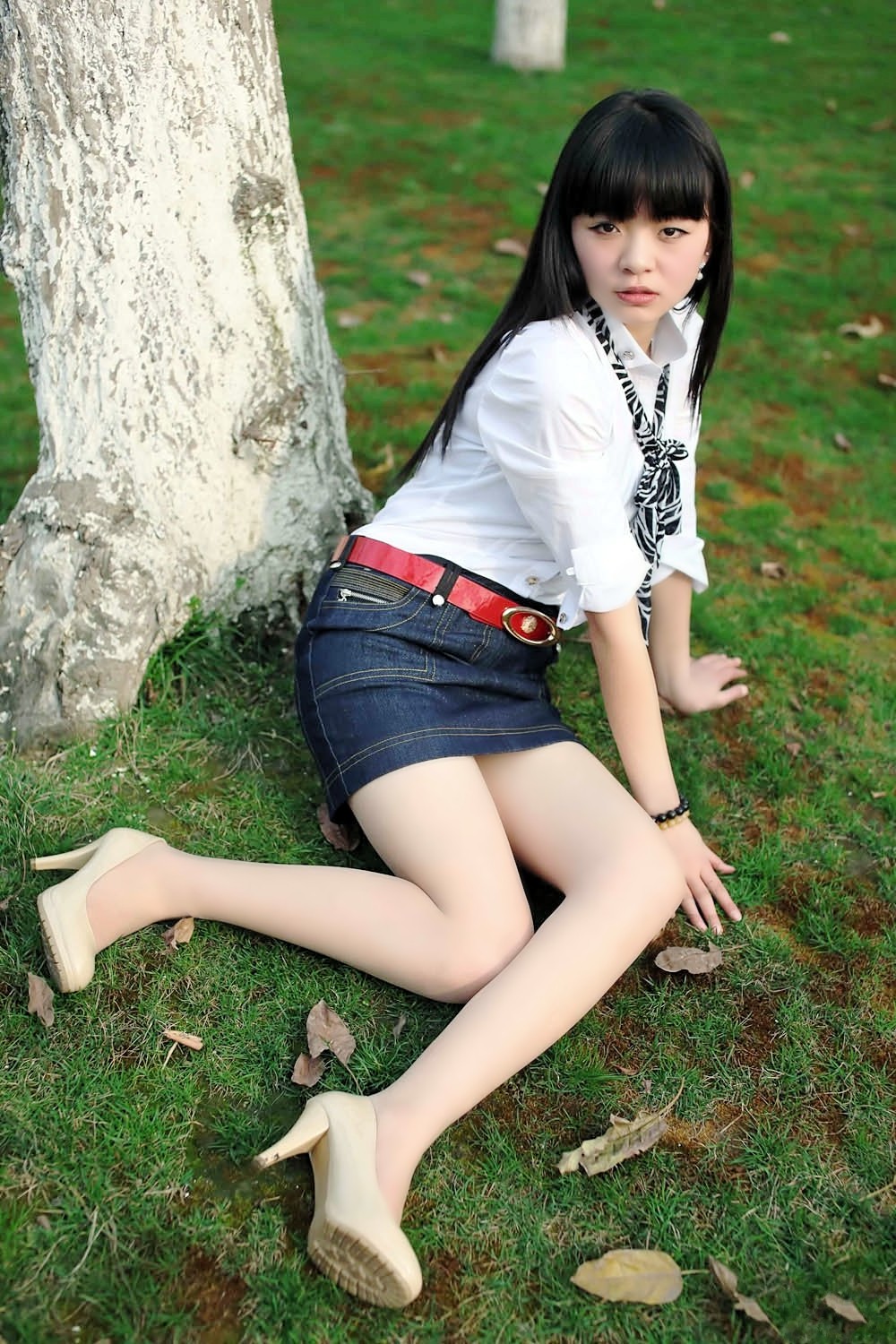 一个依偎在阳光草地上的公司女白领|人像|摄影|女子_新浪新闻