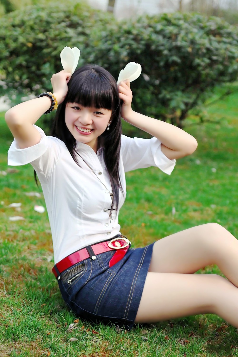 一个依偎在阳光草地上的公司女白领|人像|摄影|女子_新浪新闻