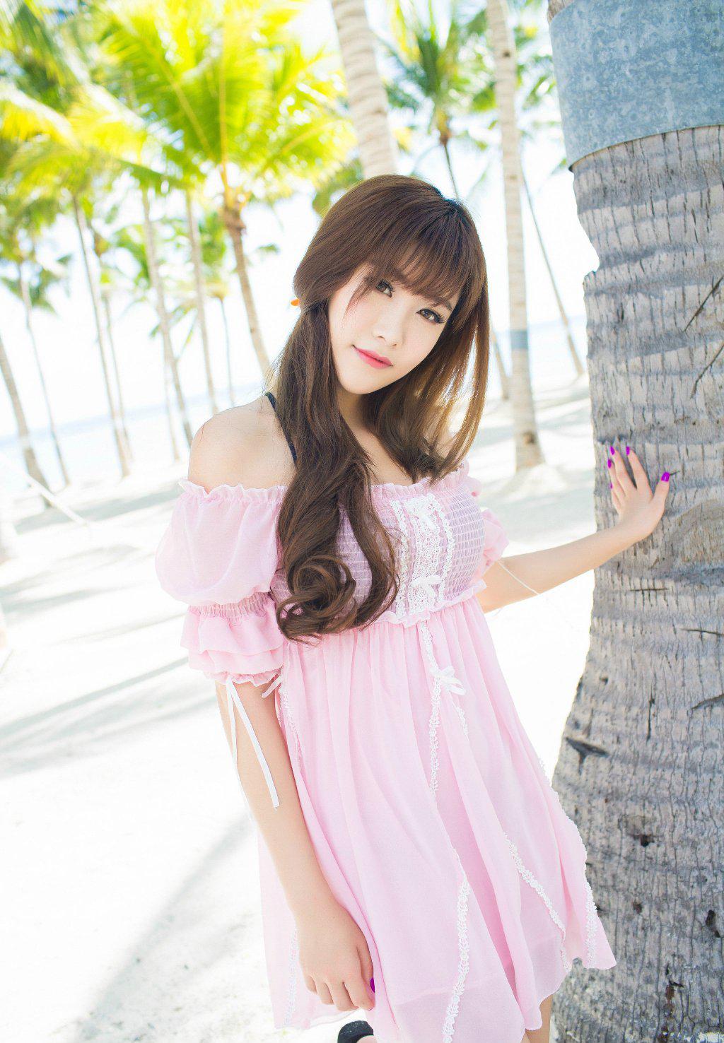 比基尼泳衣小姐姐活泼俏丽彰显青春与活力