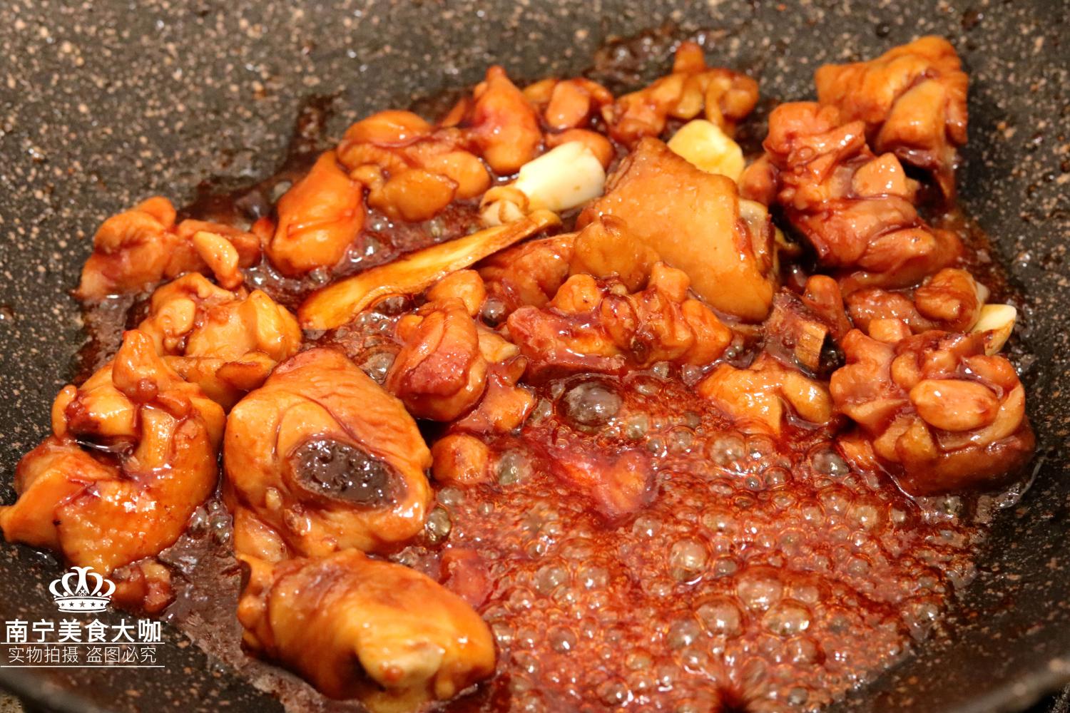 鸡肉更鲜美嫩滑,比饭店好吃3,在锅里倒入适量的花生油,小火烧热后放入