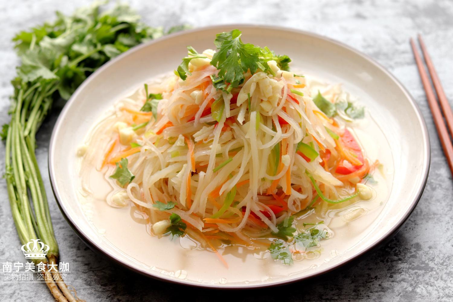 这盘凉拌三丝吃起来非常的清爽脆口,非常适合现在热天食用,不管是