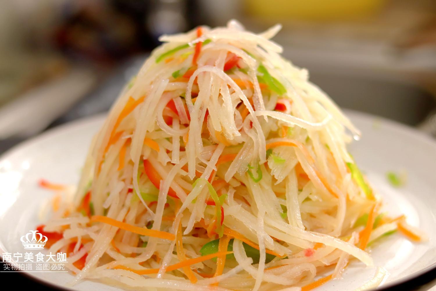 再在土豆丝上撒上蒜蓉和香菜点缀和增香一盘清爽又高颜值的凉拌三丝就