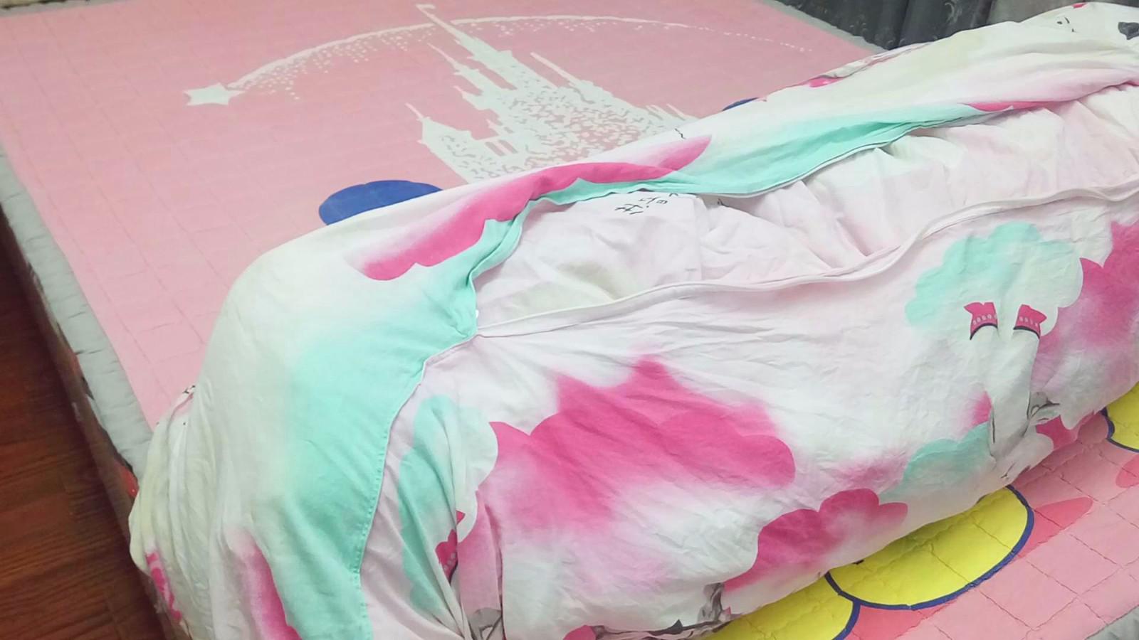 套棉被最快速的方法,10斤厚棉被一个人1分钟搞定,方法太简单了