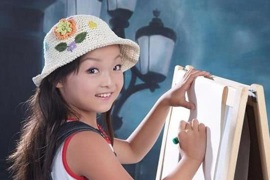 今天说的这个童星并不是演戏的,而是唱戏的,她就是孔莹.