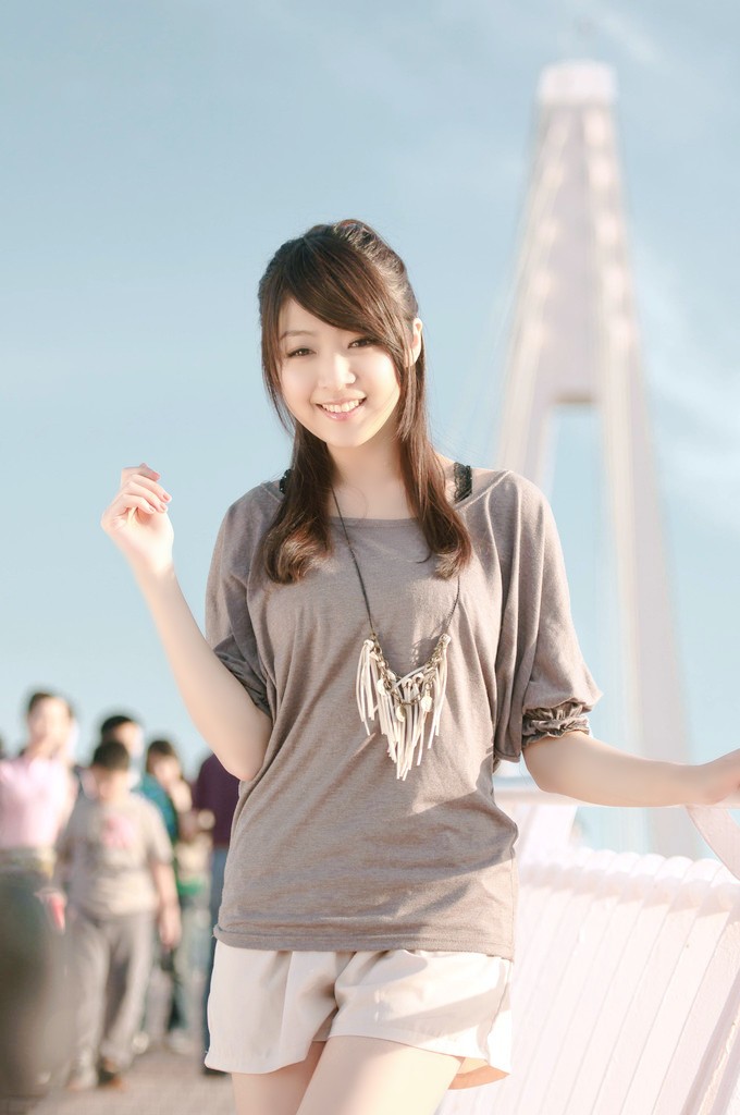 黄昏下一个开心美丽的清新女人_新浪看点