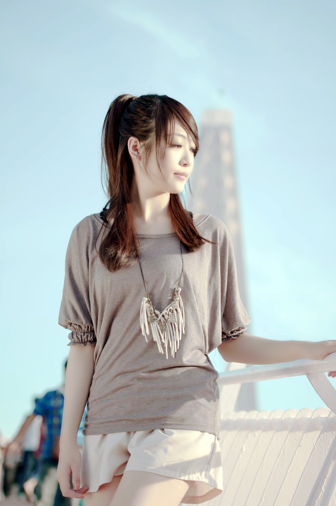 黄昏下一个开心美丽的清新女人_新浪看点