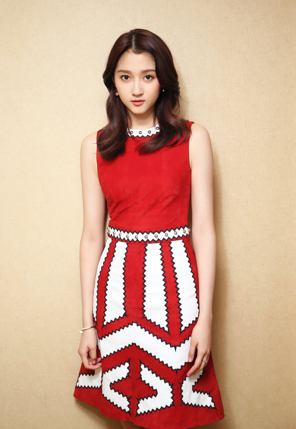 关晓彤风格突变娃娃领上衣配蓝色短裙网友20岁就该这样穿