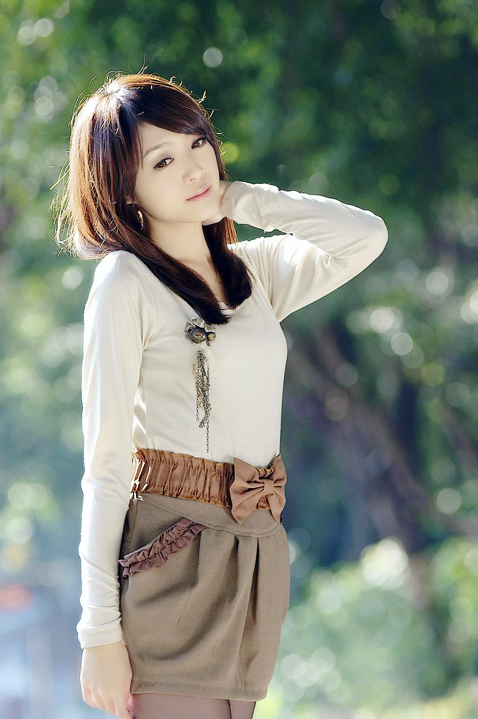 户外里逆光镜头下的唯美娟秀女孩