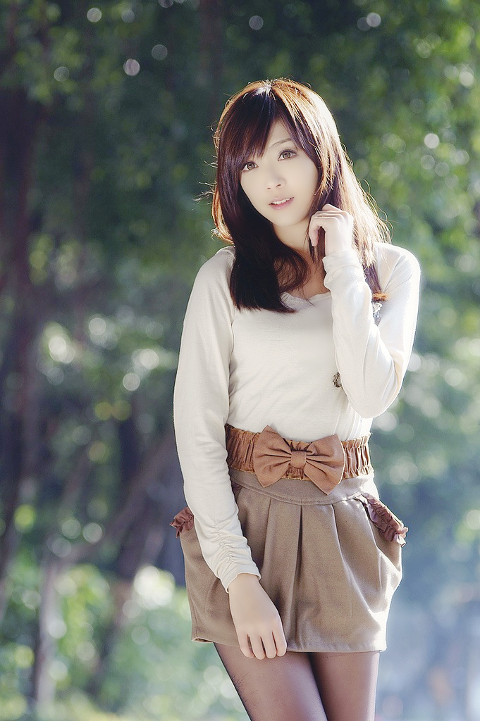 户外里逆光镜头下的唯美娟秀女孩