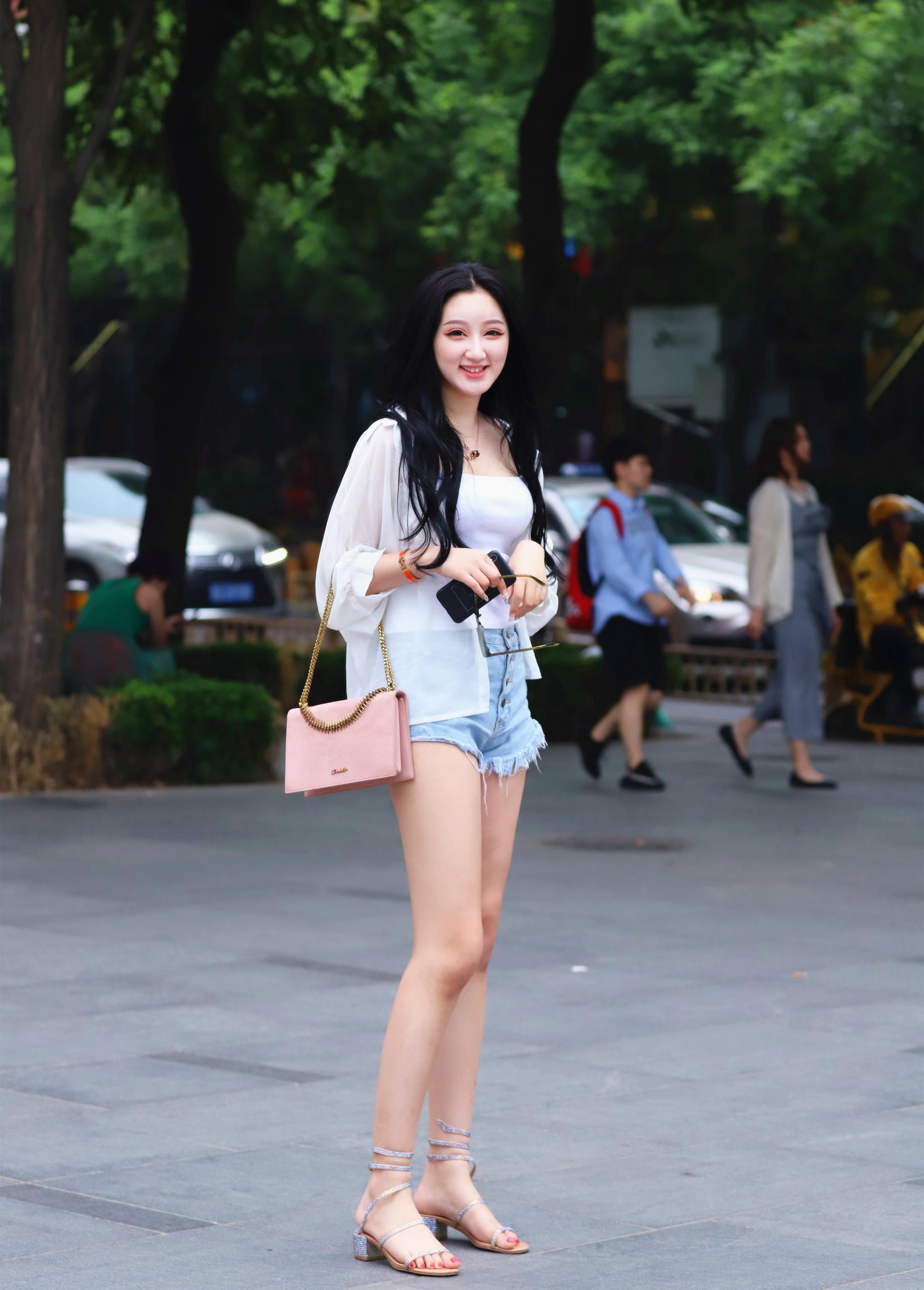 街拍夏天是欣赏时尚的好季节众多时尚女孩中有你喜欢的吗