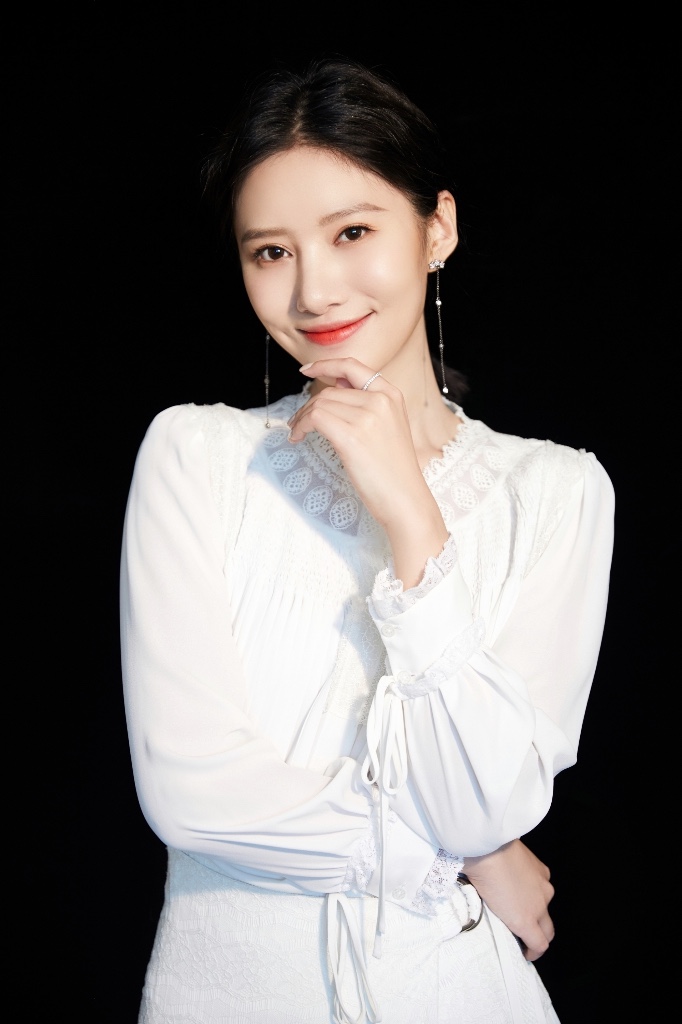 吴优《鸣鸿传》解锁双重身份 白裙亮相清爽温婉