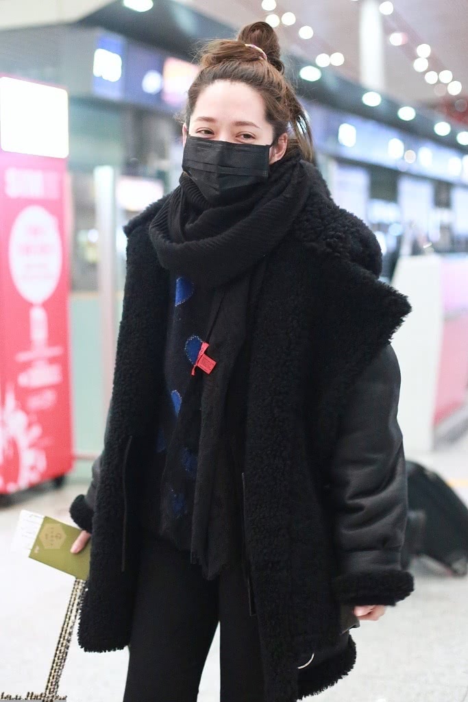 尴尬了郭碧婷!戴着口罩眼袋下垂都这么明显,网友:看不下去了!