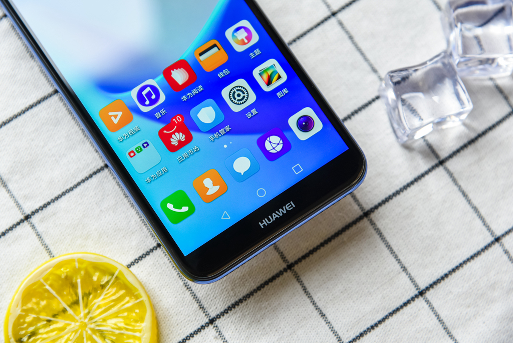 华为畅享8e试用体验:千元机也能玩出"旗舰"样!