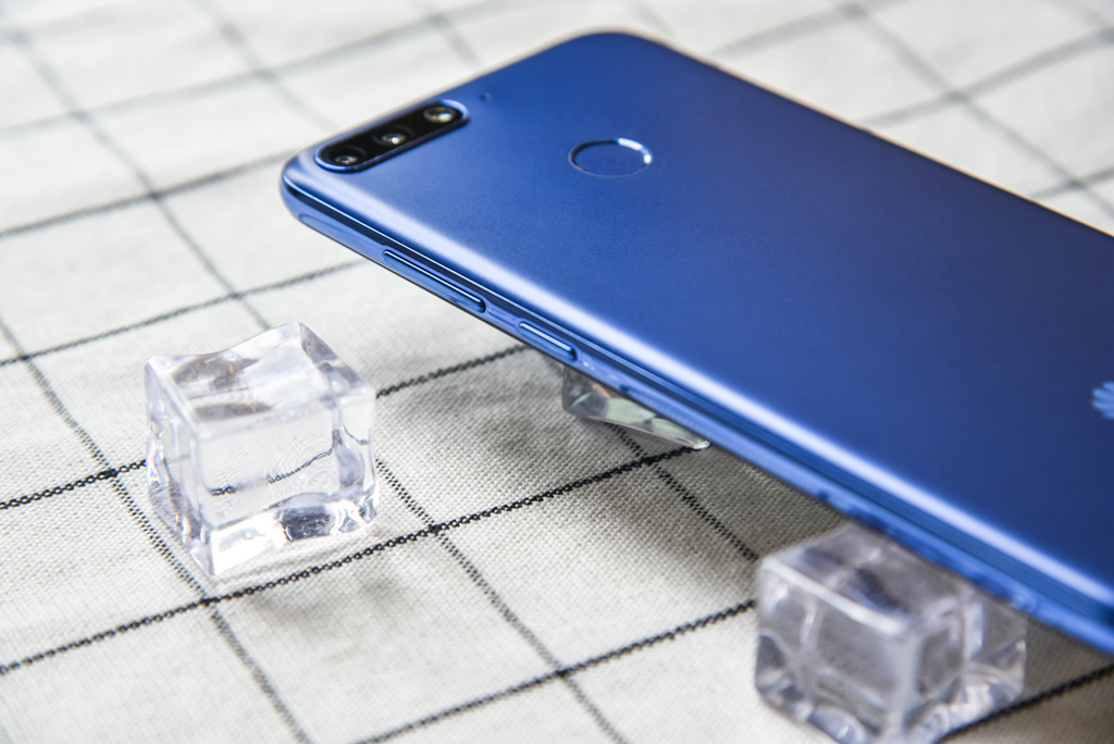 华为畅享8e试用体验:千元机也能玩出"旗舰"样!