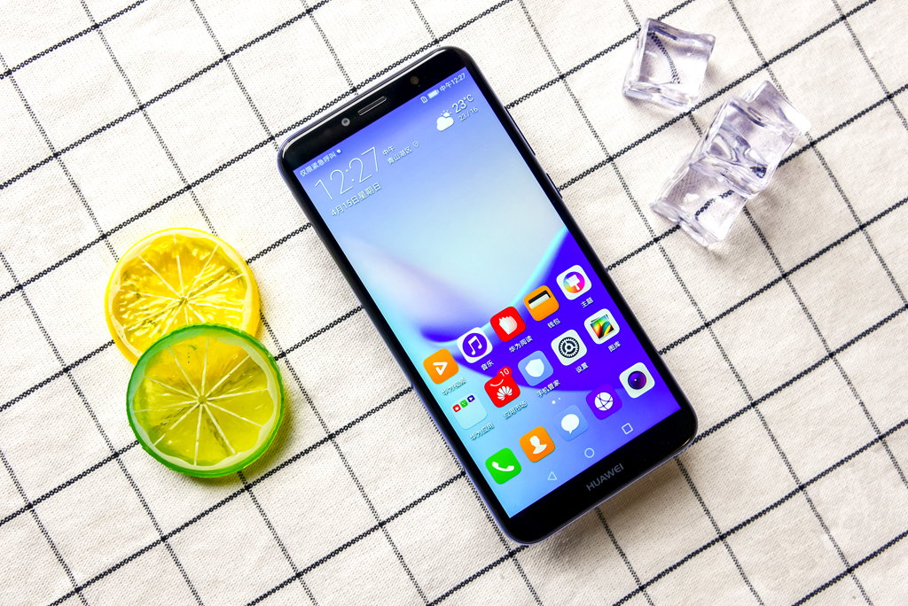 华为畅享8e试用体验:千元机也能玩出"旗舰"样!