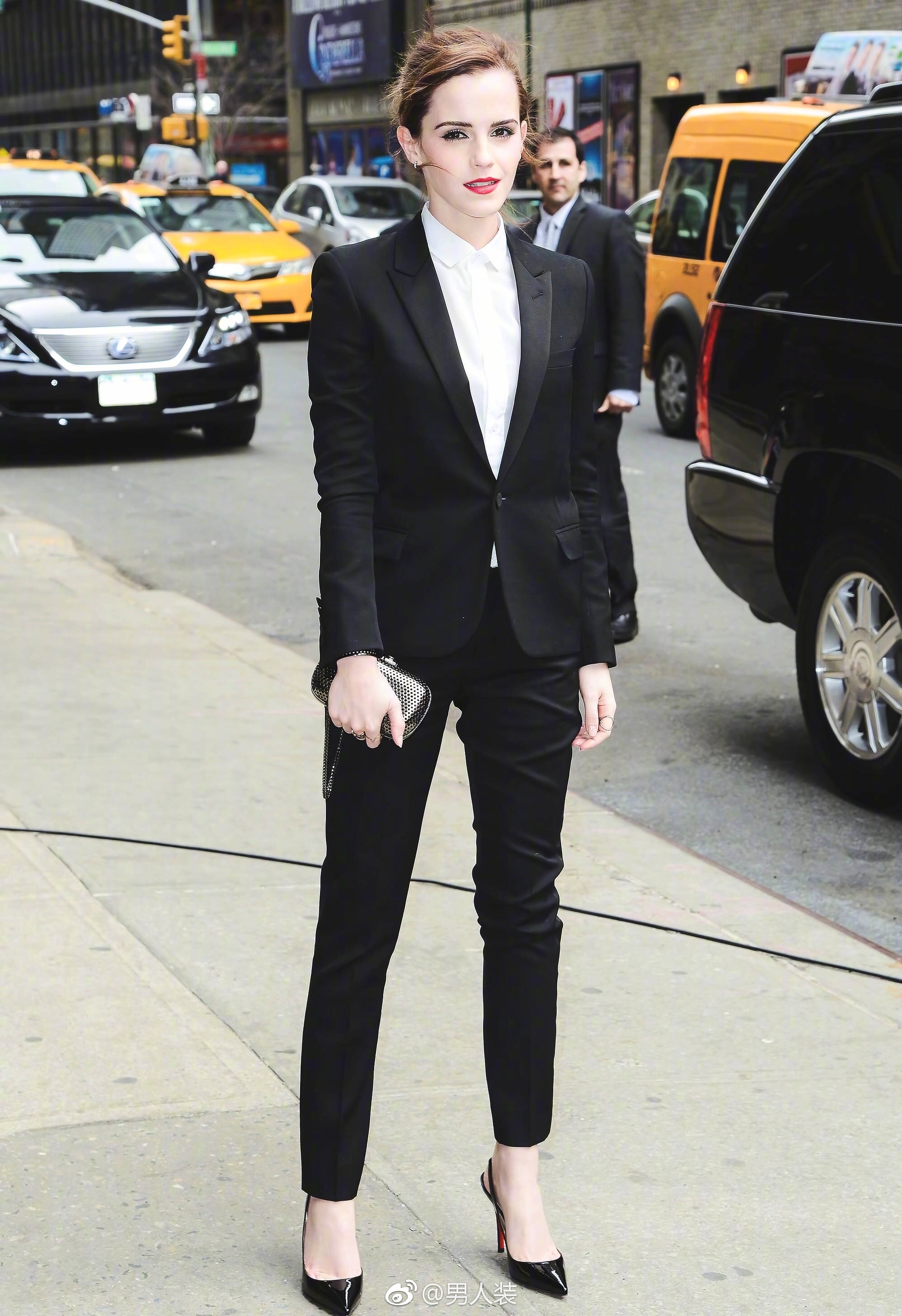 emma watson2014年在纽约身穿黑色西装街拍.