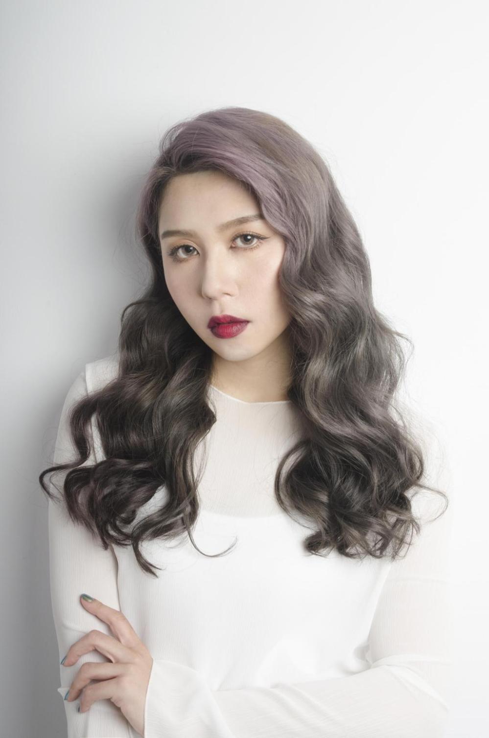 太过高调的发型,可以考虑浅灰色的挑染,裙摆染,或是挑染在内层的头发4