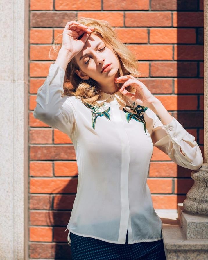 街拍俄罗斯金发碧眼肌肤雪白的气质美女