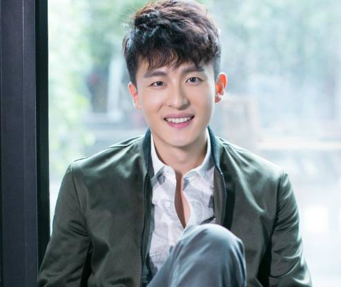 孙艺洲西装革履变身足球精英网友差点忘记他是吕子乔