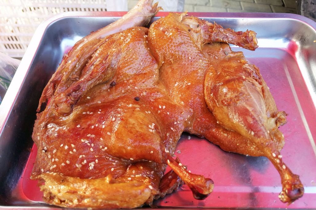 芜湖小伙青岛卖南京板鸭 趁胶州湾大桥免费 从红岛到黄岛开拓市场