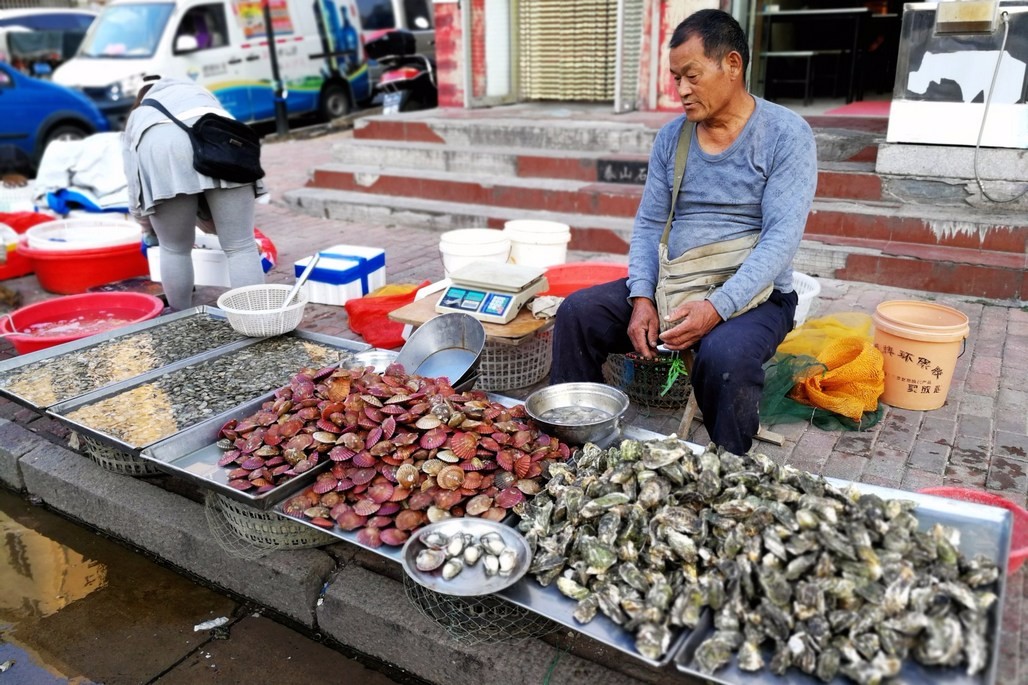 刚上市活八带35块钱一斤市民嫌贵最便宜红头鱼2块5一斤堪比蔬菜