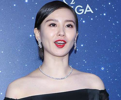 刘诗诗出席活动口红不慎沾到牙齿浑然不知,开心甜笑举止十分优雅