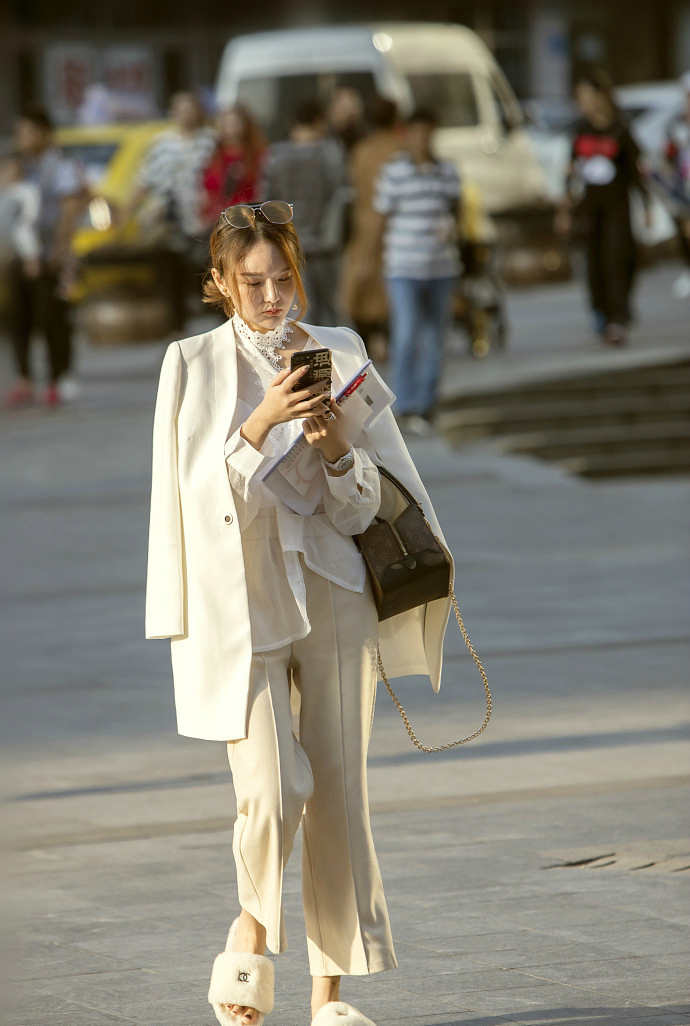 美女街拍,时尚秋季穿搭不仅能凸显身材,还能轻松摆脱沉闷