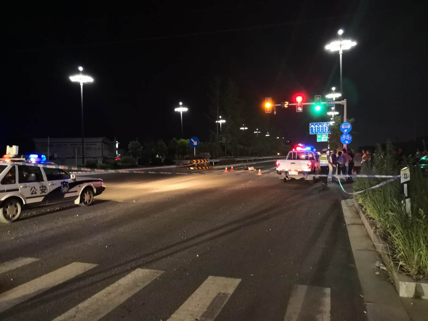 疑似闯红灯扬州一老太骑车过马路与渣土车相撞身亡