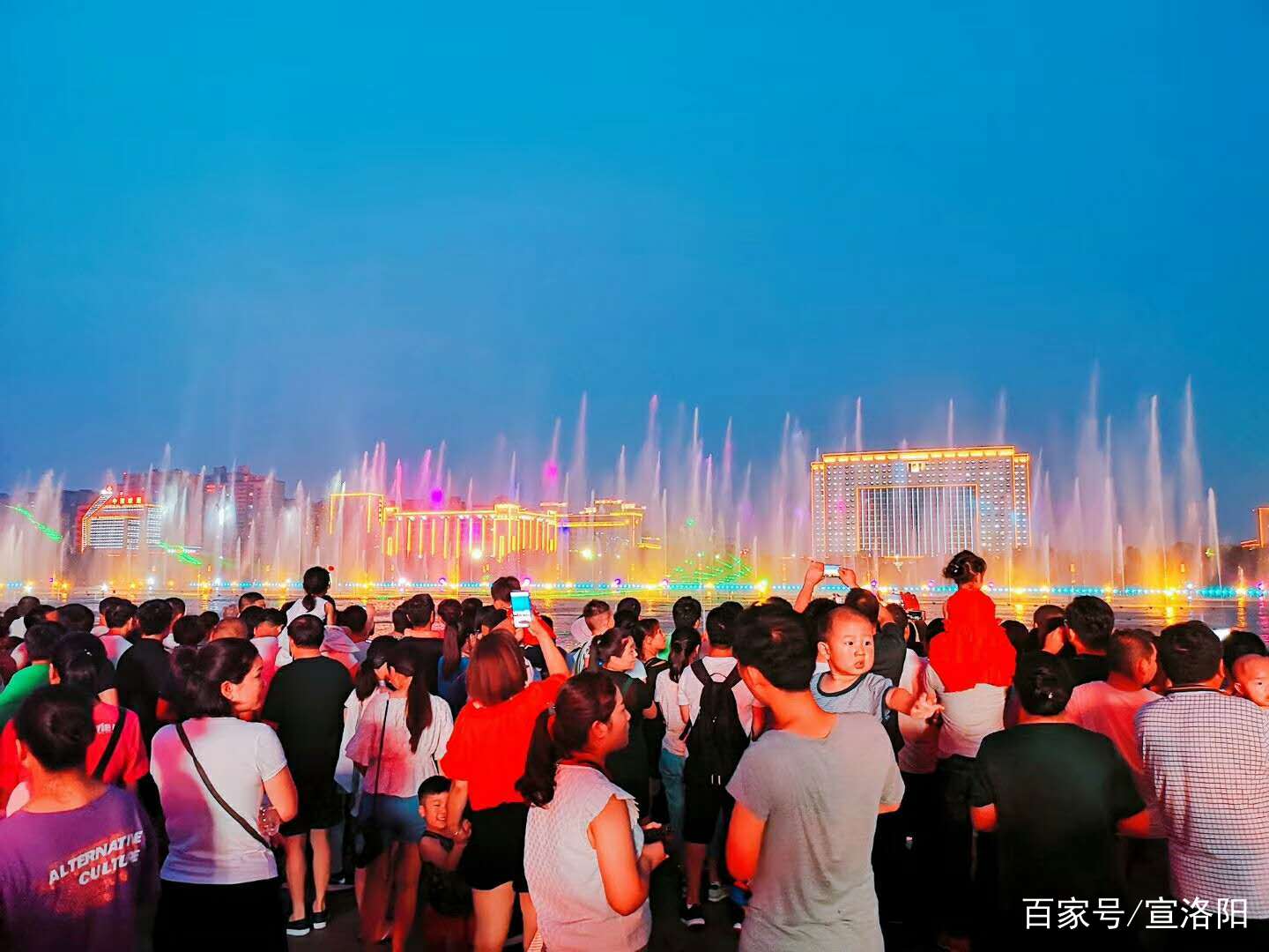 周末深夜放毒,美图来袭!带着家人朋友泉舜音乐喷泉走一走吧!