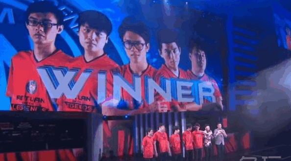 微笑调侃若风并说: 若风世界最帅!