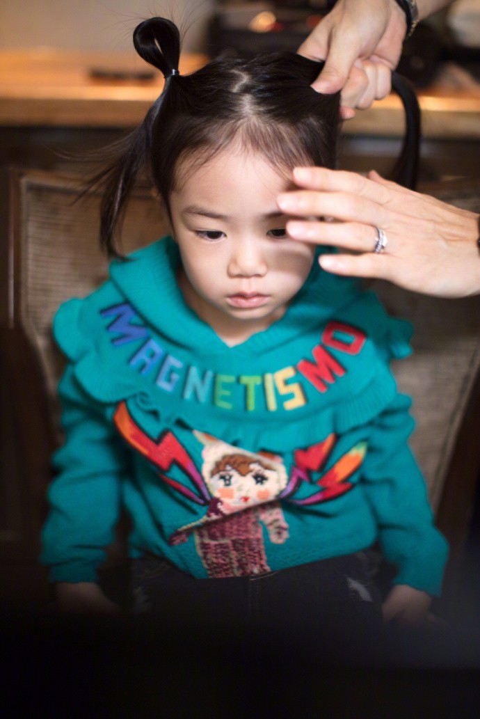 爸爸李承铉化身发型总监,为女儿lucky梳头的手法熟练十足,暖心